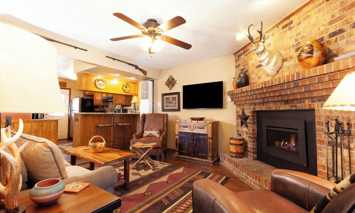 Red River House | Grandview 1 - In Town - Free WiFi - Cable - Gas Burning Fireplace - Gas Grill -