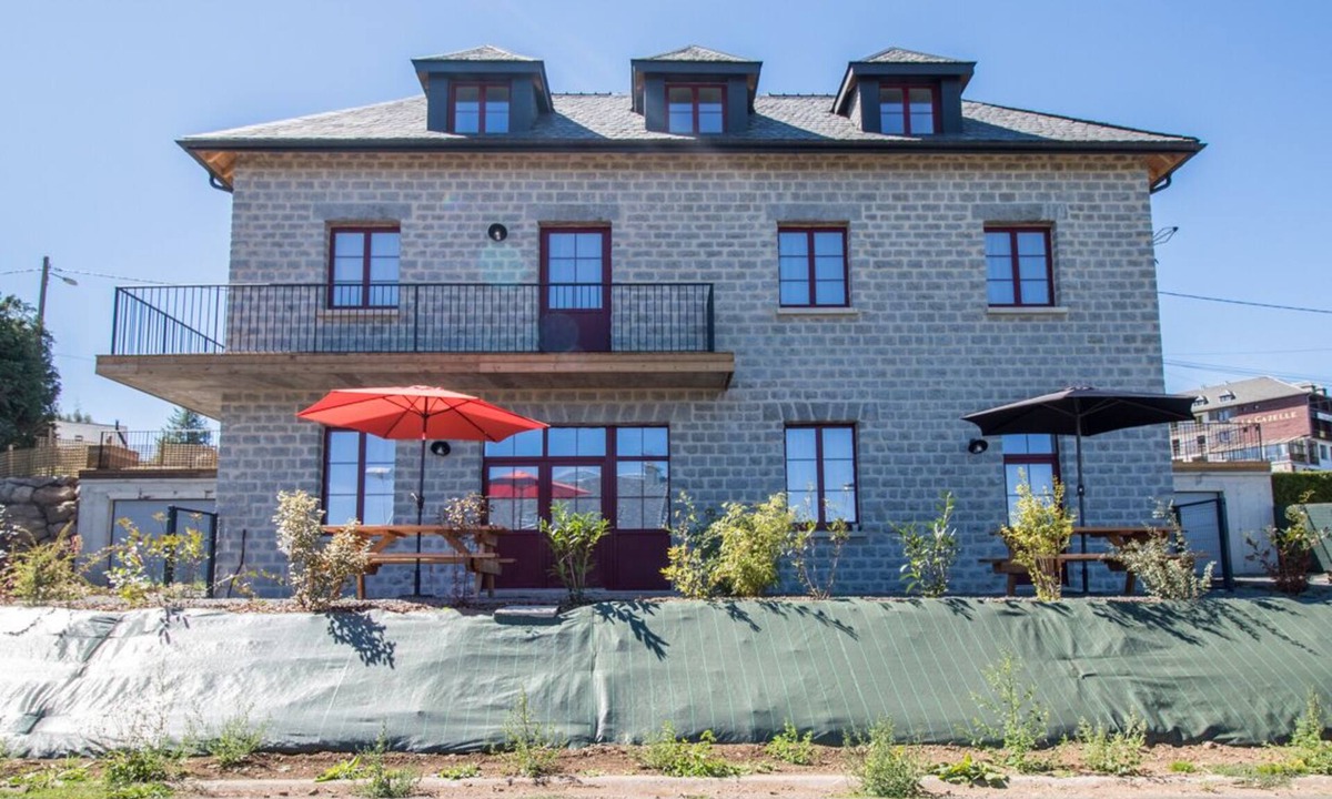 Besse-en-Chandesse House | Granit Bleu sleeps 5