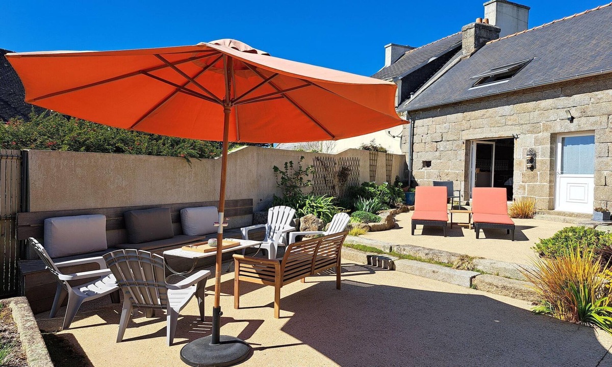 Tregunc House | Granite House by GR34 & Sandy Beach