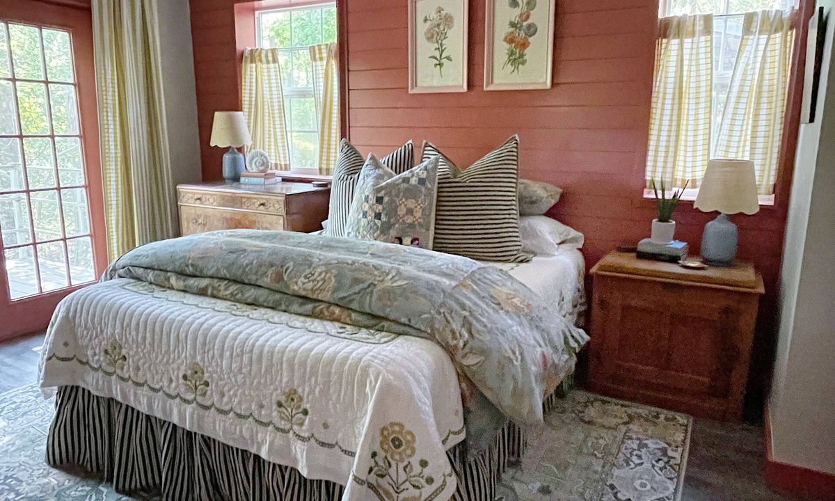 Morrilton Cabin | Granny-Chic cabin with a pond on Petit Jean Mountain