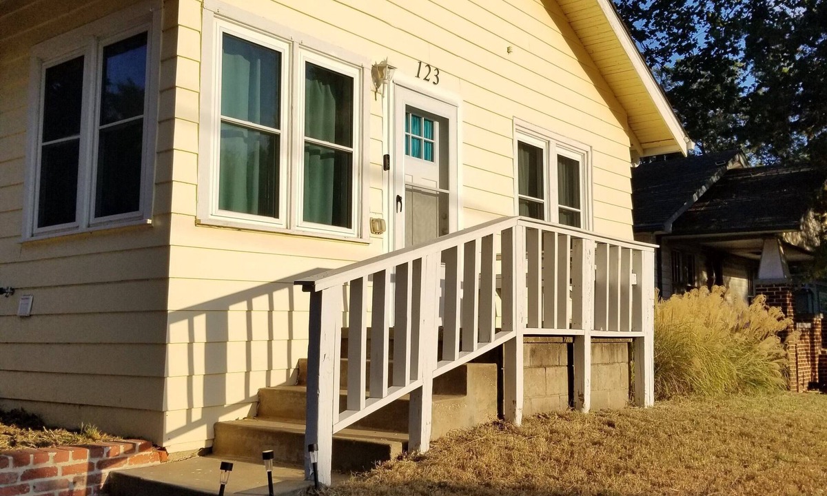 Shawnee House | Granny's Cottage: Charming 2-bedroom house in Shawnee Oklahoma