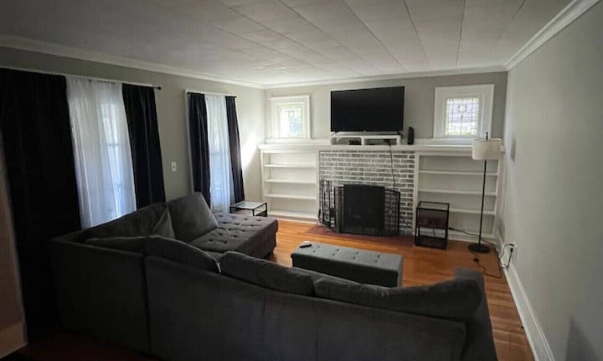 East Rochester House | Grant-Eligible Retreat & Gathering Home|Rochester