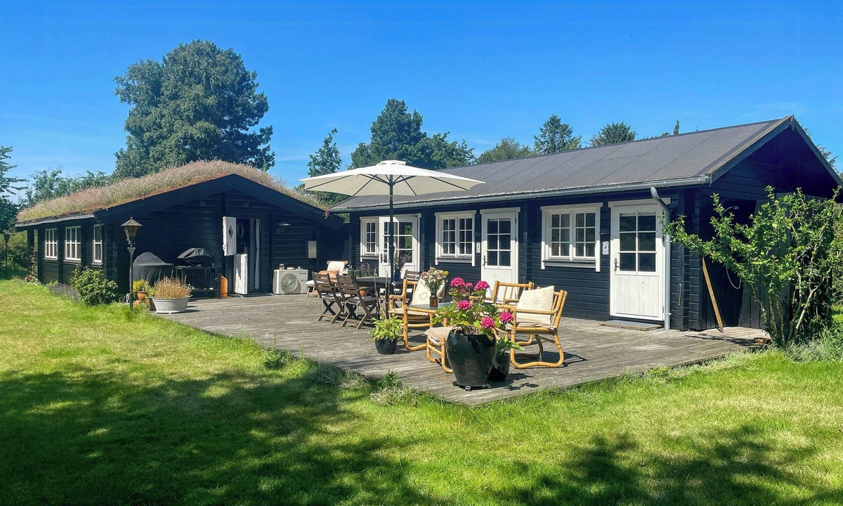 Vordingborg House | Grass-roofed cottage with fruit garden in Skaverup