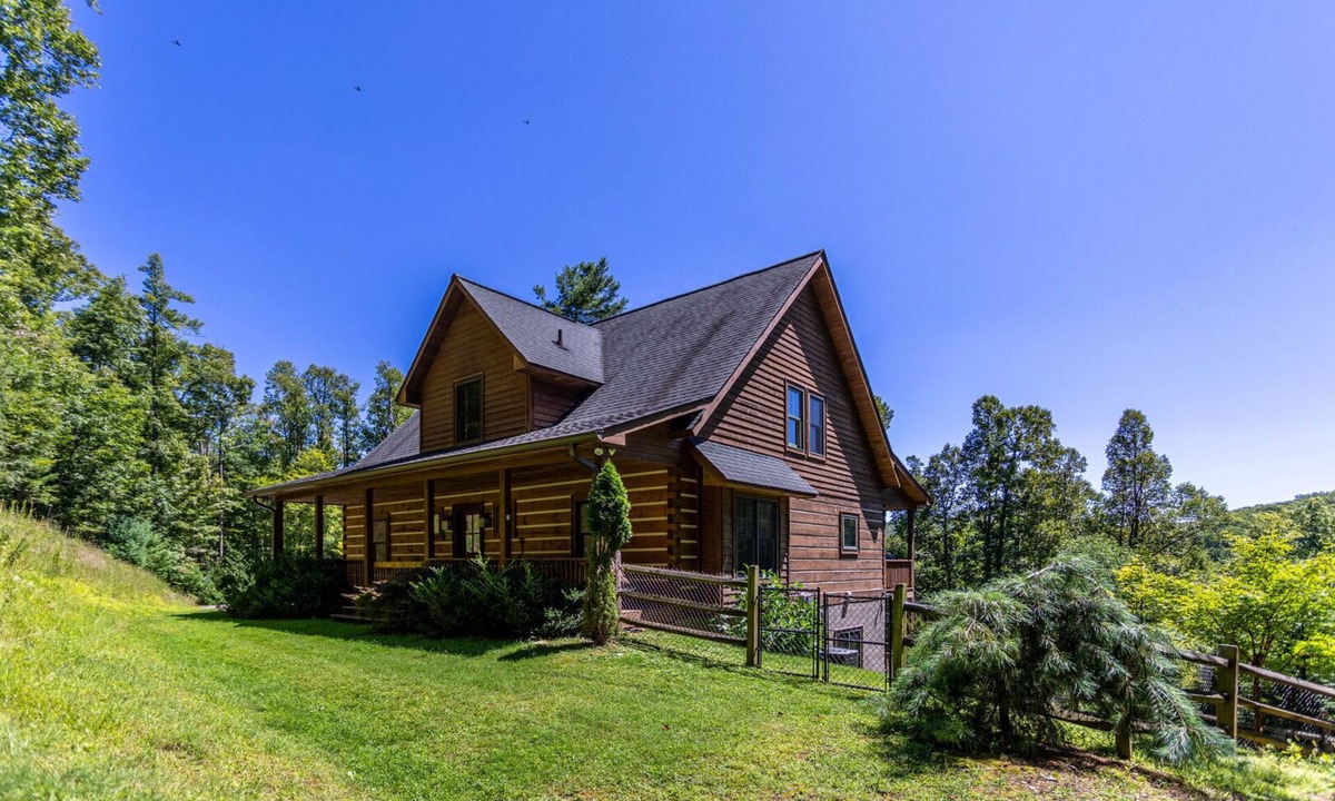 Boone Cabin | Gratitude - Hot Tub, Pool Table, Covered Decks, 5 minutes to Boone