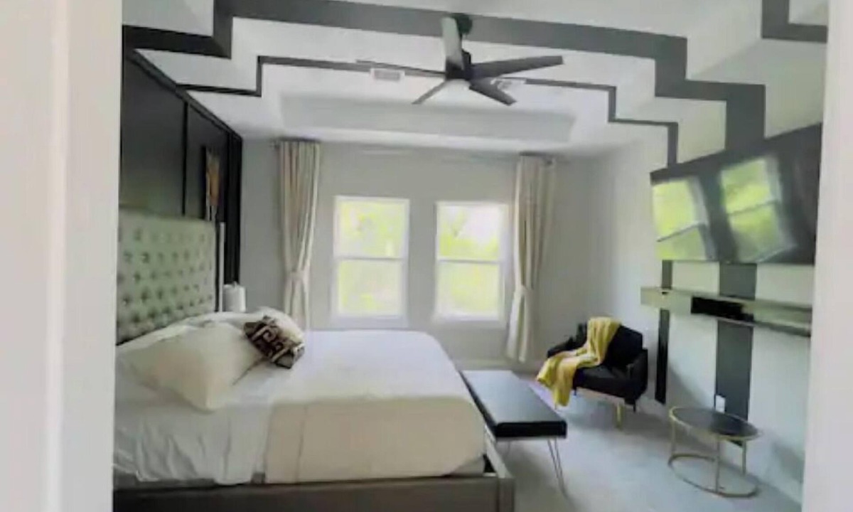 South Central Houston Villa | Gray Lux Hse 3BR|3.5Bath~Downtown|MedCenter|HotTub