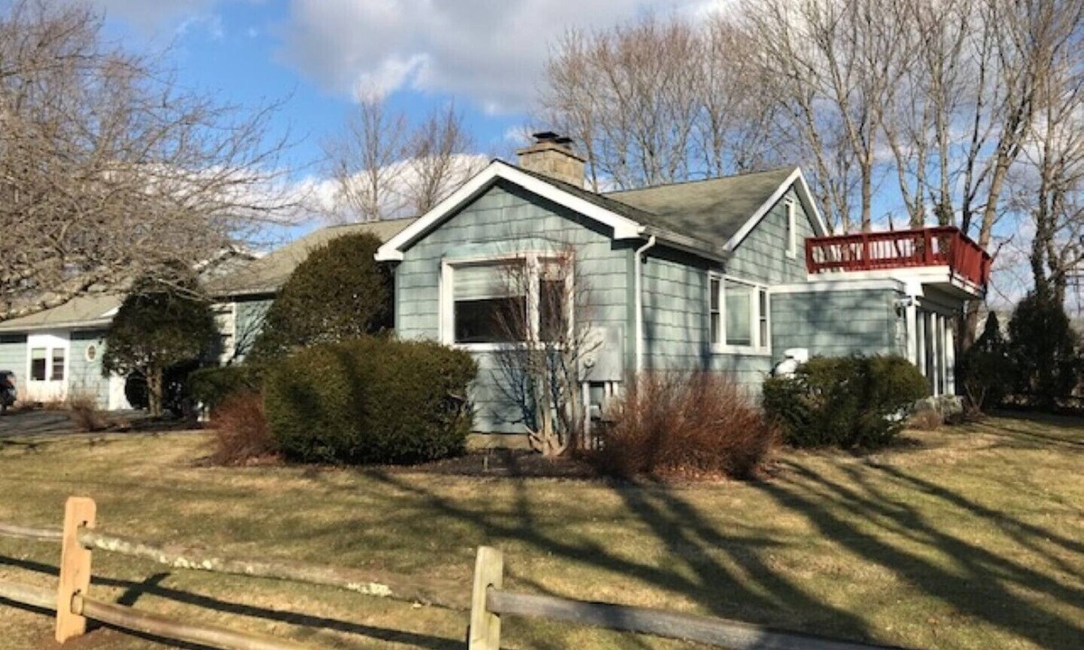 Madison House | Great 3BD/2BA Sunny Ranch with Private Beach and Large Yard