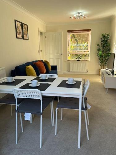 Cradley Apartment | Great Ambience 3-Bedroom for Groups & Contractors