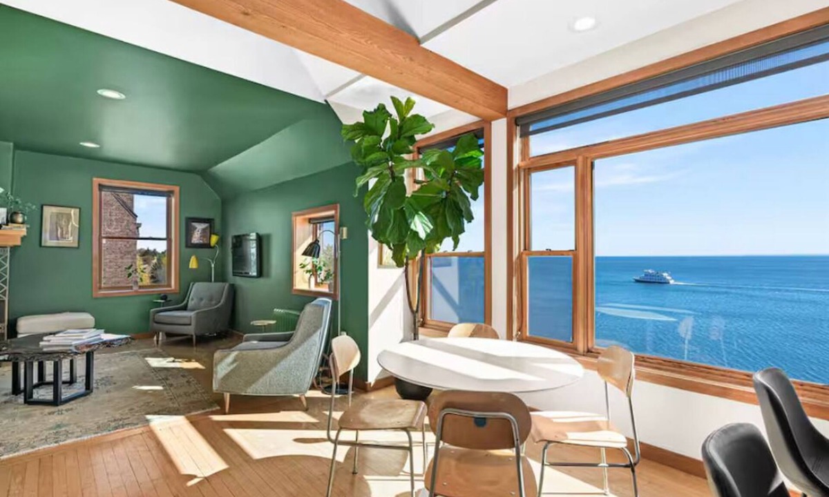 East Hillside Apartment | Great apartment with an incredible view!