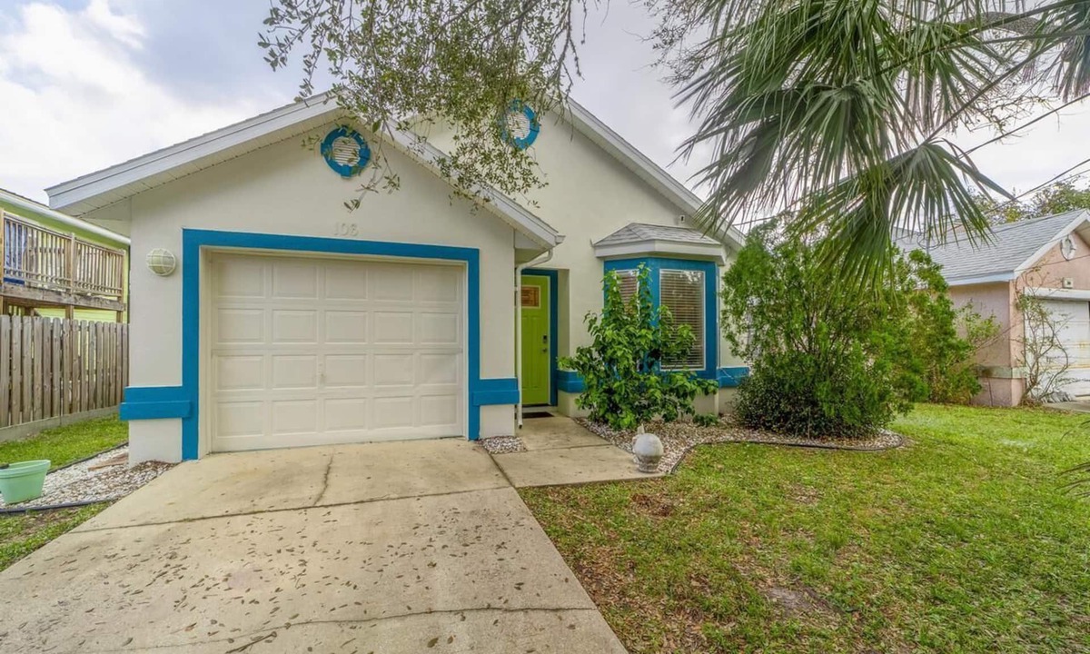 Coquina Gables House | Great Beach Location ~ Pet Friendly ~ Steps to the Beach!