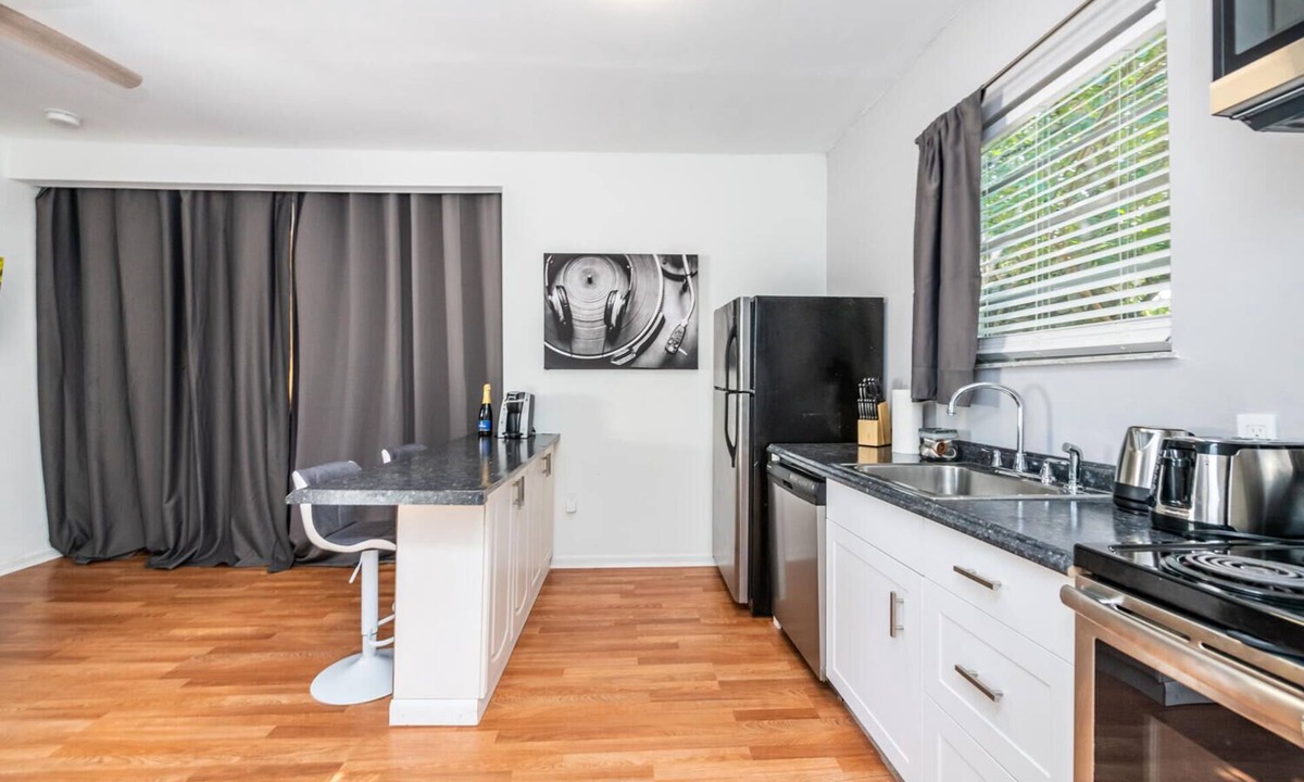 Buena Vista Cottage | Great cottage in Design District - Renovated - King bed - Sofa bed - Hot tub!