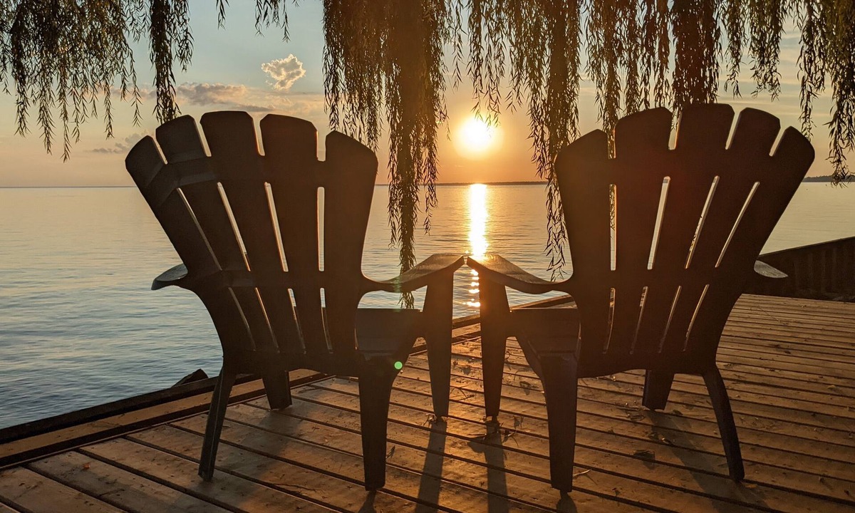 Leamington Cottage | Great cottage on the lake with sunset views, king bed & steps from Point Pelee