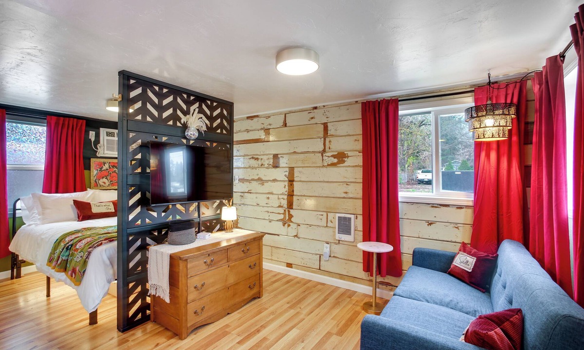 Latah Valley Apartment | Great Couples & Solo Travelers: Near Hwy 195 & 90