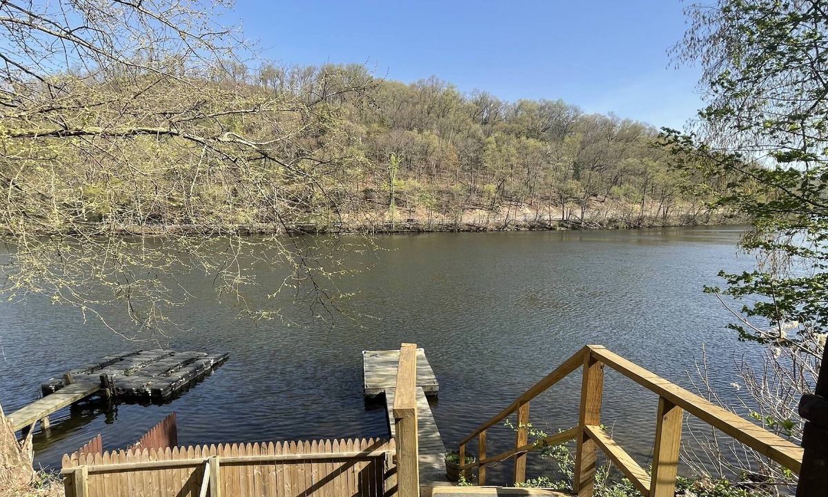 South Britain Cottage | Great Fall pricing! Magical Views & Peaceful Vibes; private dock, kayaks, firepit, office!