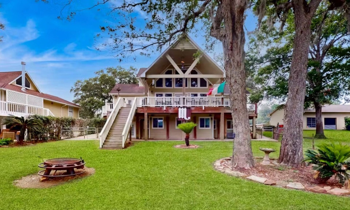 Brazoria House | Great for Big Groups & Families! Waterfront, Boathouse, Pool Table, Dog-Friendly