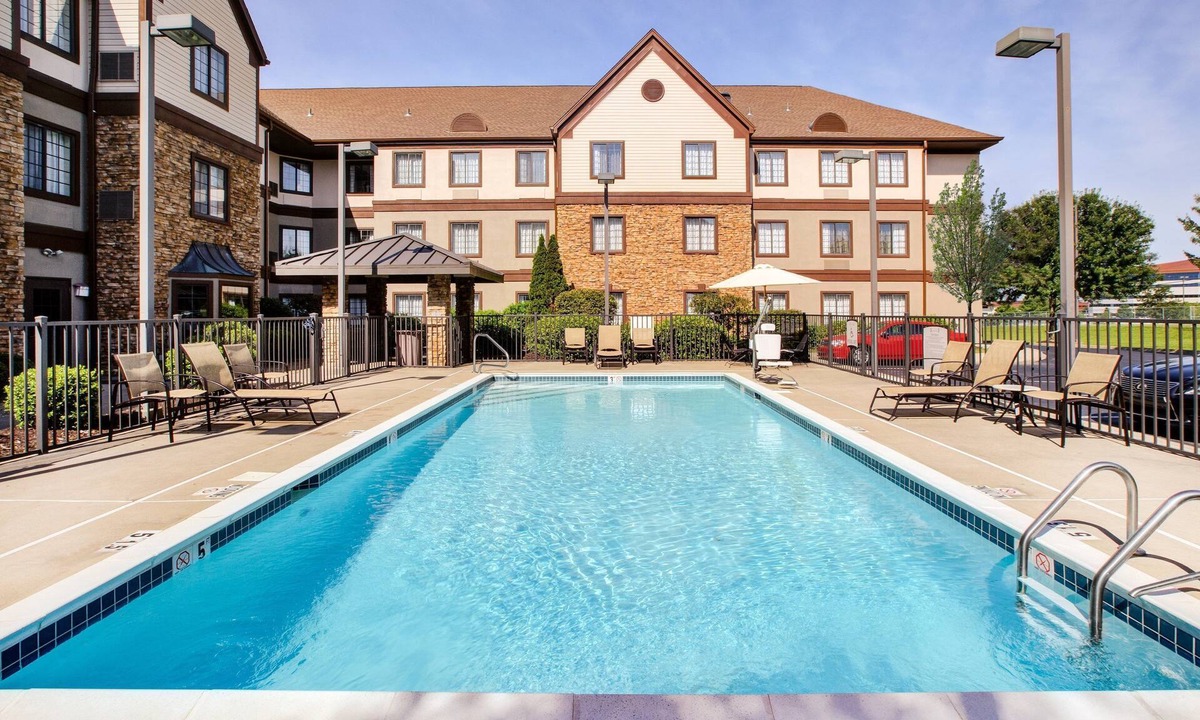 Middletown Condo | Great for Business Travelers! Free Breakfast Buffet + Shared Outdoor Pool.