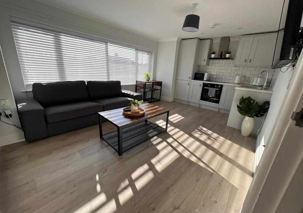 Netley Apartment | Great for contractors- free parking