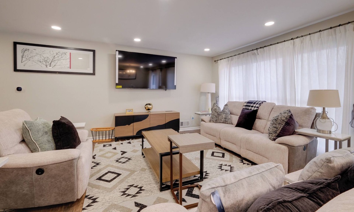 Goddard Apartment | Great for Gatherings! Modern Lanham Duplex