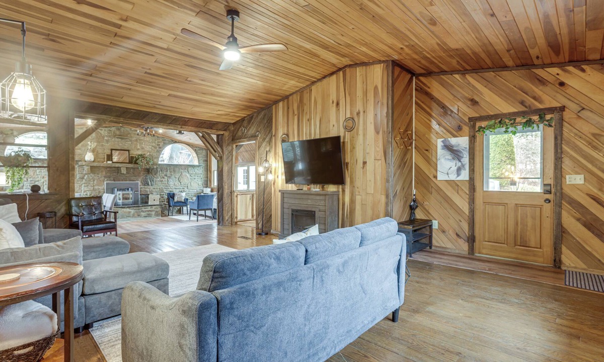 White House | Great for Groups! Spacious Melcroft Home w/Deck