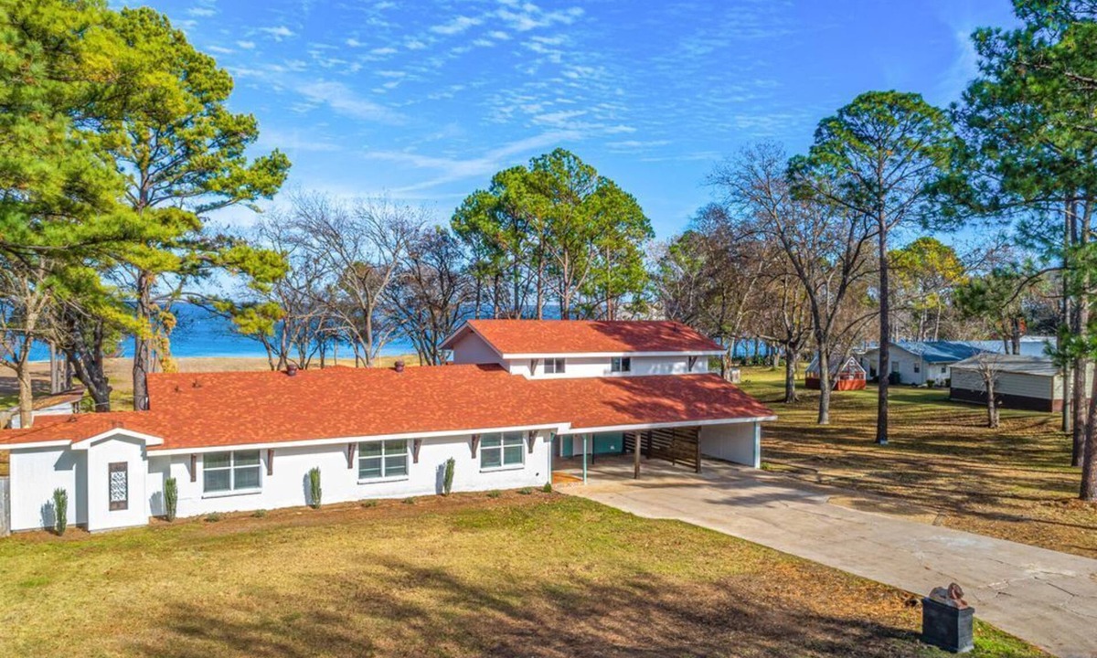 Wills Point House | Great for Large Group- Waterfront/Kayaks/Dock!