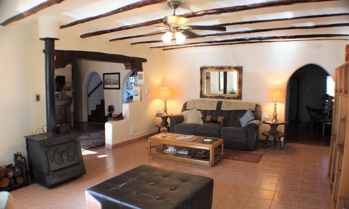 West Alameda House | GREAT FOR SMALL GROUPS OR FAMILIES - ONLY 5 MILES TO PLAZA!