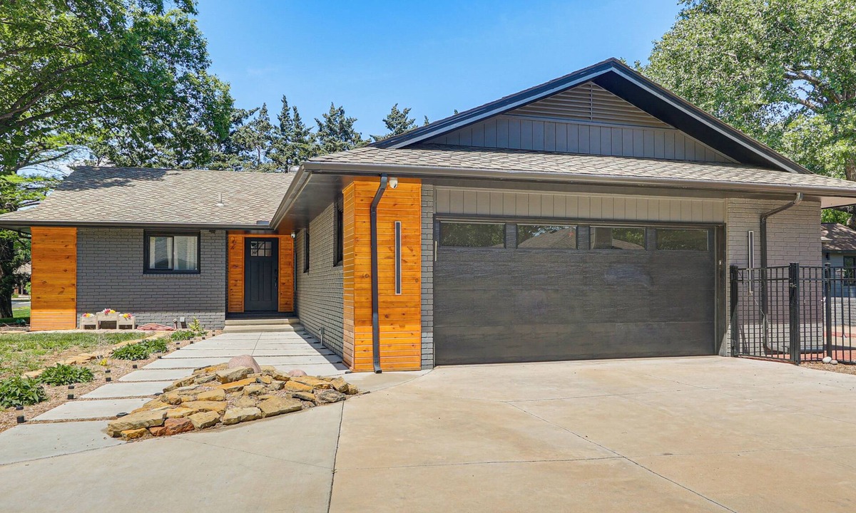 Wichita House | Great for Youth Sports Trips! Roomy Goddard Home