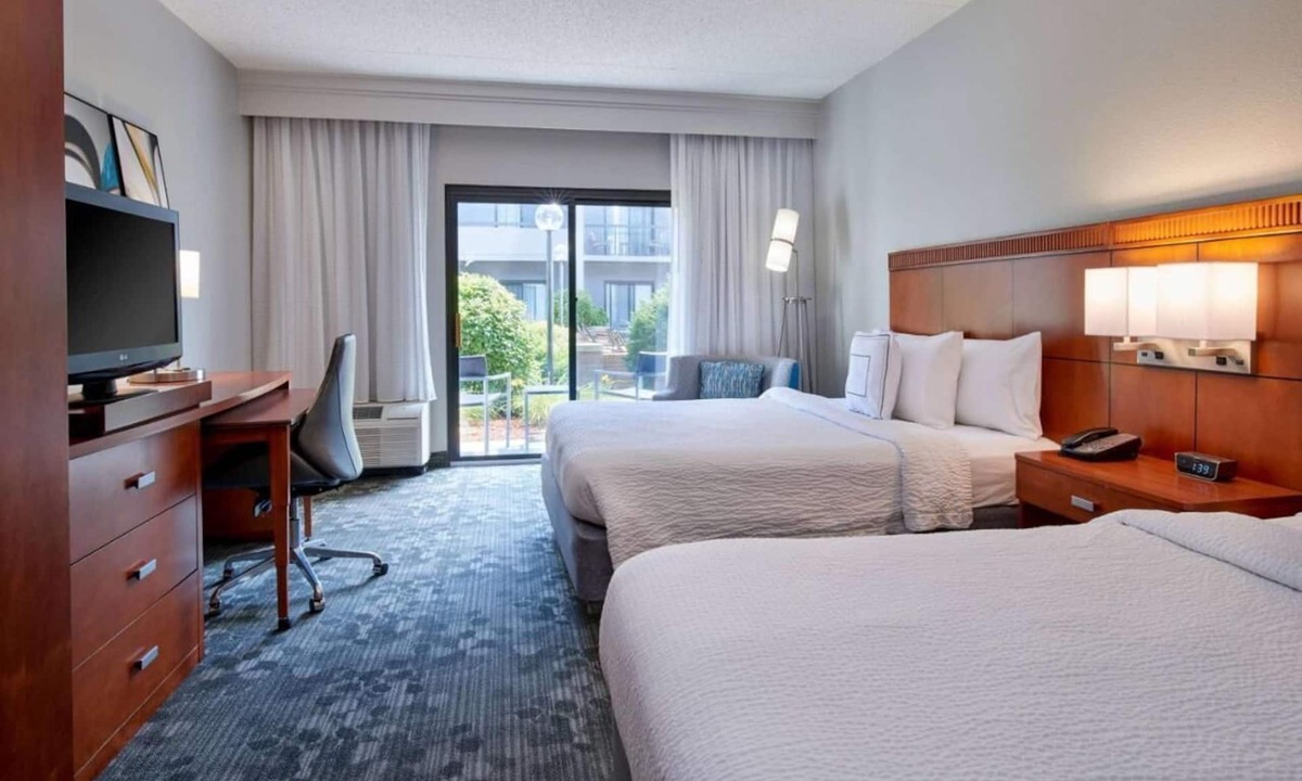 Eden Prairie Hotel | Great Getaway Spot! Unit w/Courtyard View, Pool, Pets are Allowed with Fee
