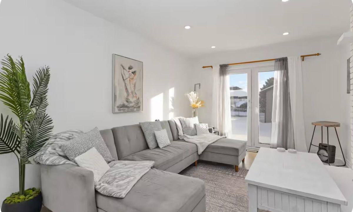 Whitby House | Great Getaway with heated pool only 40 min from Toronto