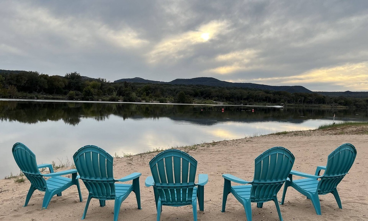 Kingsland House | Great lake house with best private beach. Kayaks and games! Kids friendly!