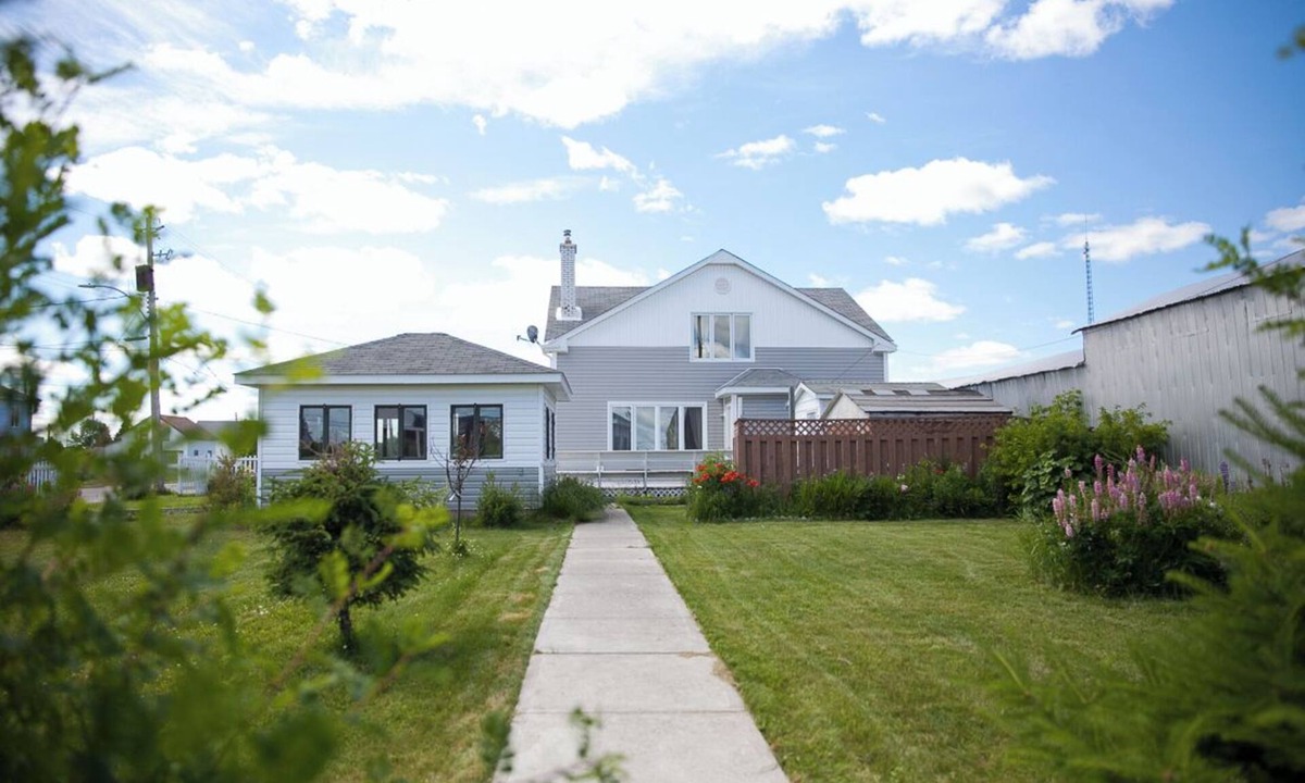 Geraldton House | Great Large Character House, Deck, Gazebo, & Yard - Walk to All Amenities