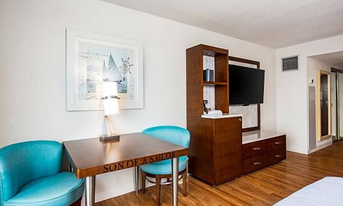 Osage Beach Hotel | Great Location! 3 Comfortable Units, Free Parking, Onsite Pool