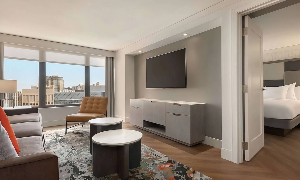 Streeterville Hotel | Great Location! 3 Spacious Units, Outdoor Swimming Pool, Parking Onsite!