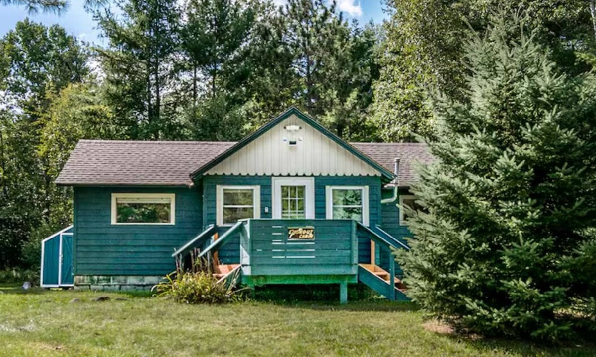 Wilmington Cabin | 🌲Great Location! 55" TV/Screened Porch/Stone Firepit/BBQ Grill/Washer & Dryer