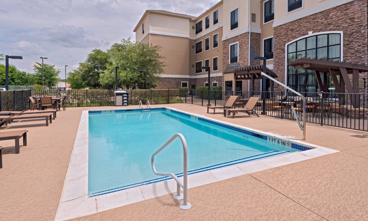Hunter's Chase Apartment | Great location! Air-Conditioned Studio with Outdoor Pool Access, Free Breakfast + More!