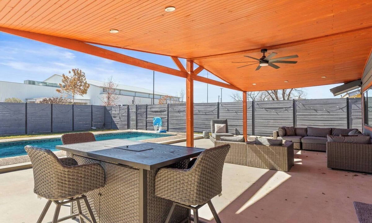 West San Antonio House | Great Location-Huge Pool | Sleeps 14 | 2 King Beds