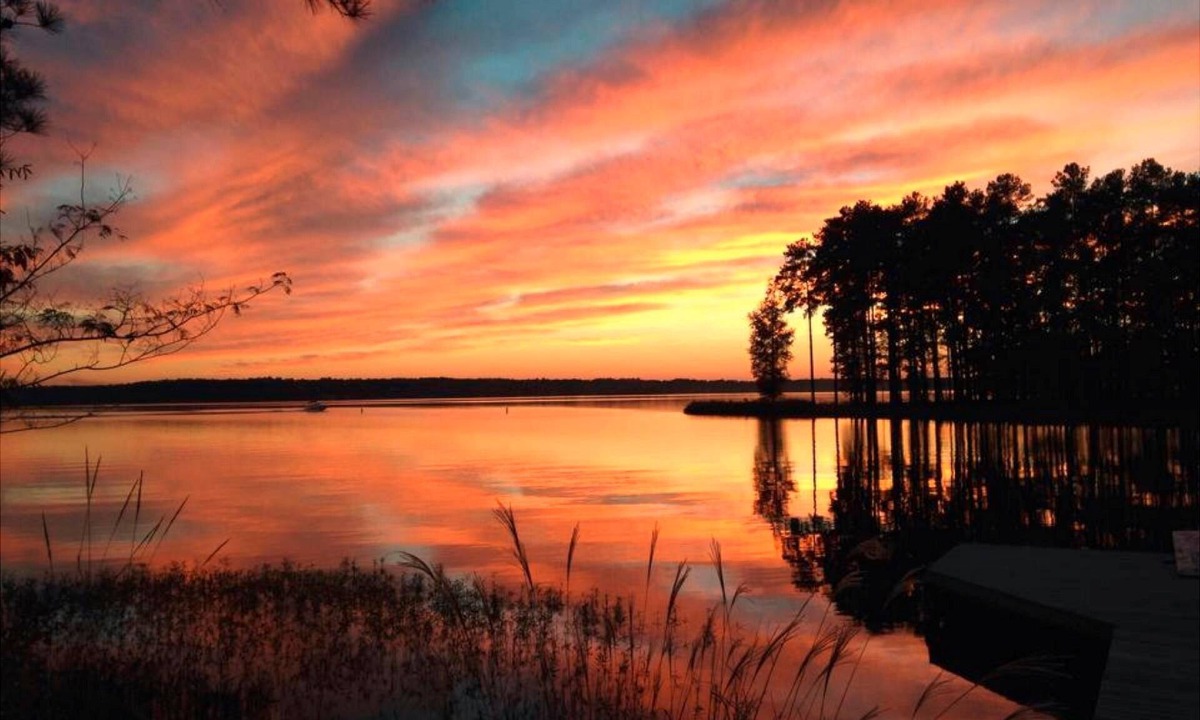 Henrico Cottage | Great Location Lake Gaston Waterfront Cottage