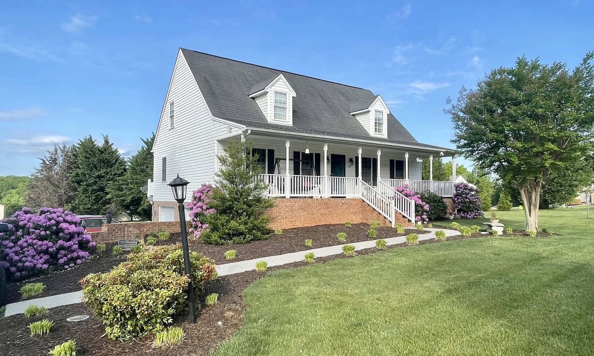 Forest Apartment | GREAT LOCATION! Private and roomy 1 bdrm, bath & den