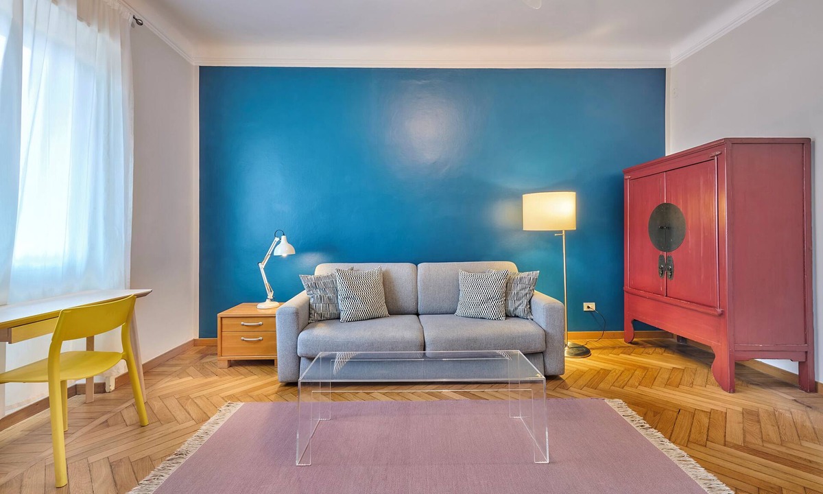 Central Station Apartment | Great Location, Spacious and Bright,Top Floor