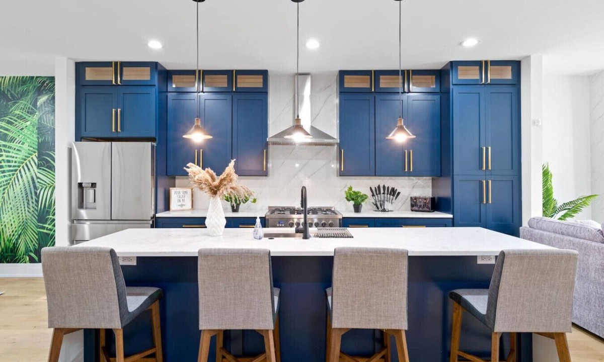 Bucktown House | Great location! Spacious 6BD Home + Garage!