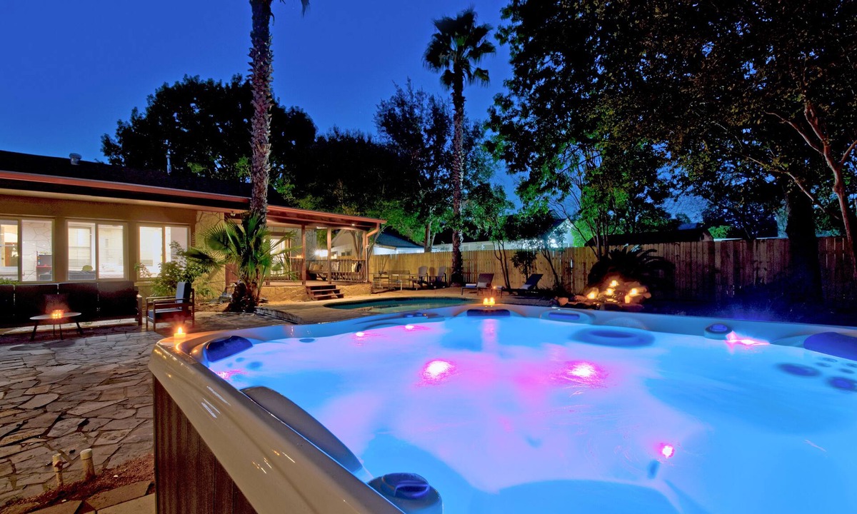 Monticello Park House | Great Location & Stylish ~Pool ~Hot Tub ~Game Room ~Sleeps 10+