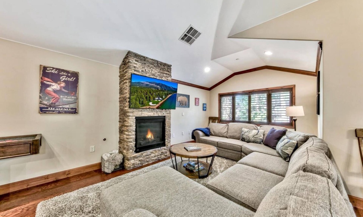 South Lake Tahoe House | Great location- walk to Heavenly! Tahoe woods #603