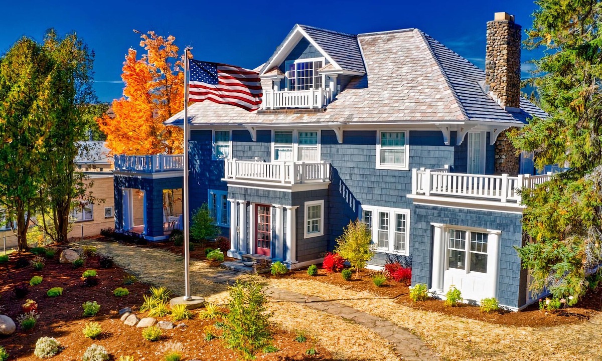 Hillcrest House | Great Location| Walk to Main Street| Large Groups