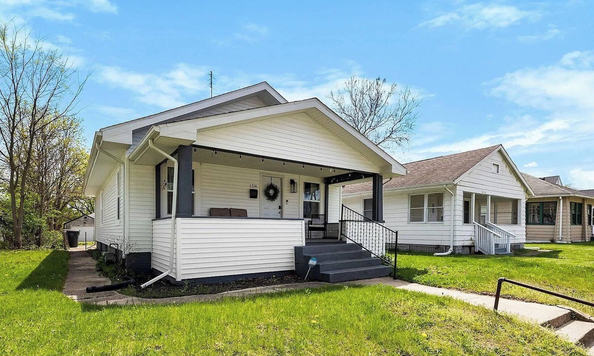 Northeast South Bend House | Great ND home for Graduation and spring stays! 4BR 2BA Home Sleeps 12- walkable!