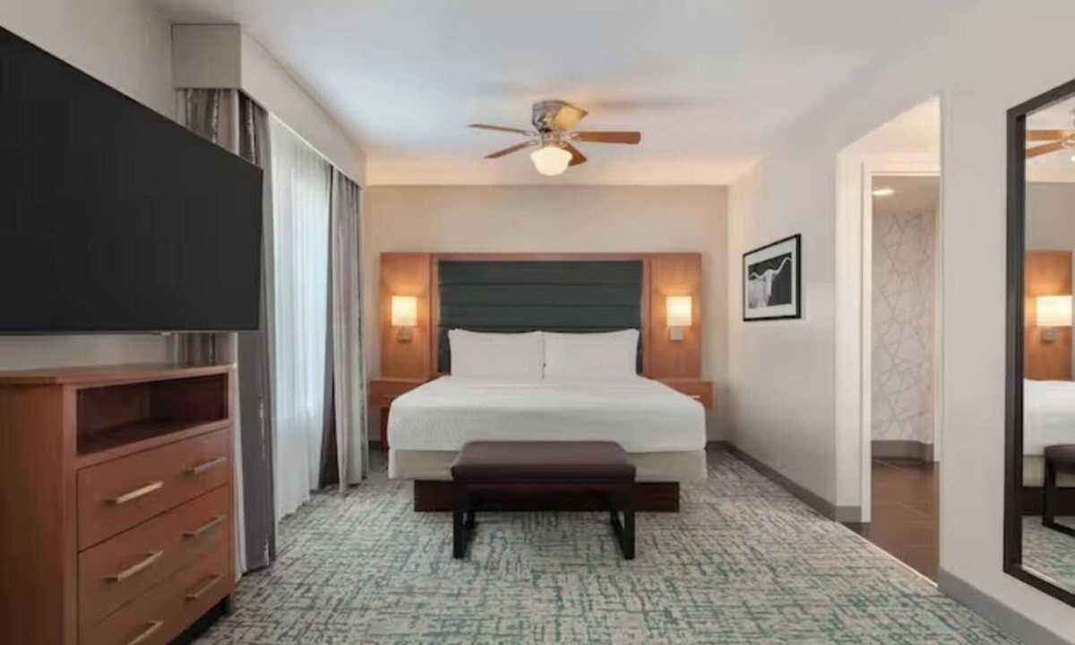McNeil Hotel | Great North Austin Base | Full Kitchen & Hot Breakfast | Onsite Swimming Pool