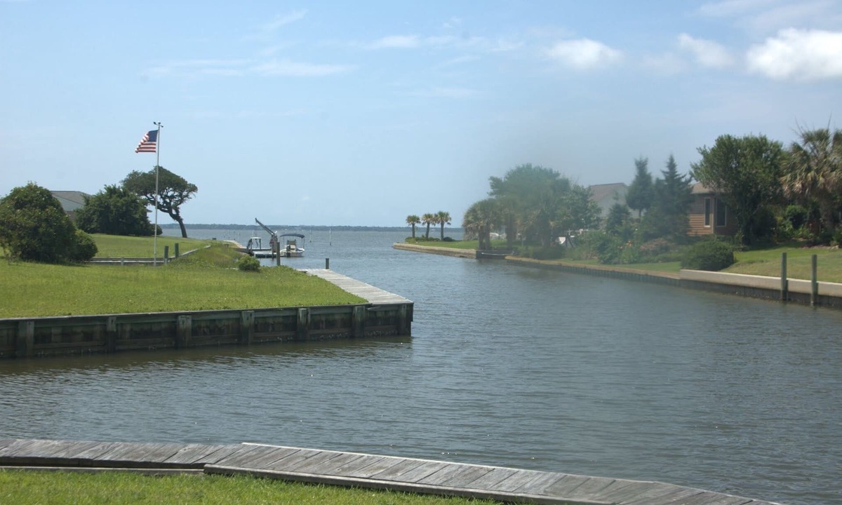 Newport House | Great place to stay during the Big Rock. 4 bedrooms, private dock and marina.