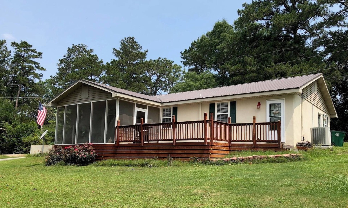 Cordele House | Great Place with a Lake View!