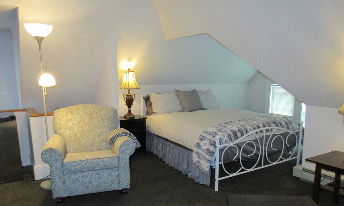 Portsmouth Apartment | Great Price;Beautiful, Spacious 3 Bed 2 Bath in a House Near Downtown Portsmouth