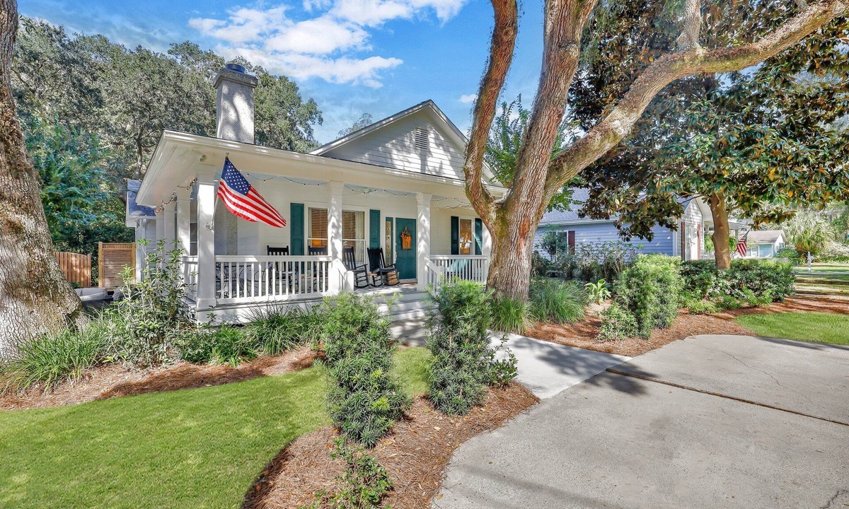 Saint Simons Heights House | Great Quiet Neighborhood Location | Bike to Beach and Close to Shopping & Restaurants