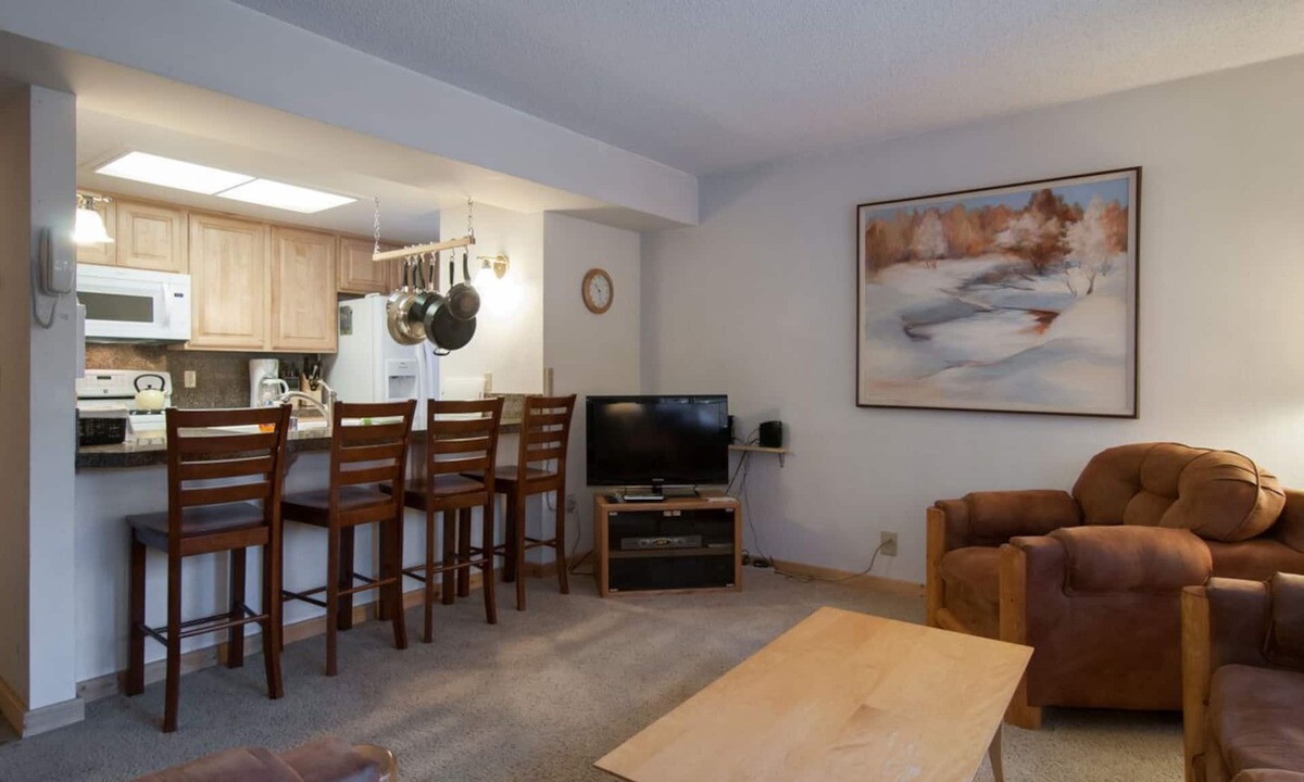 Lake Forest Condo | GREAT reviews & great value! Lake Forest Glen w/HOA pools, hot tub, walk to beach