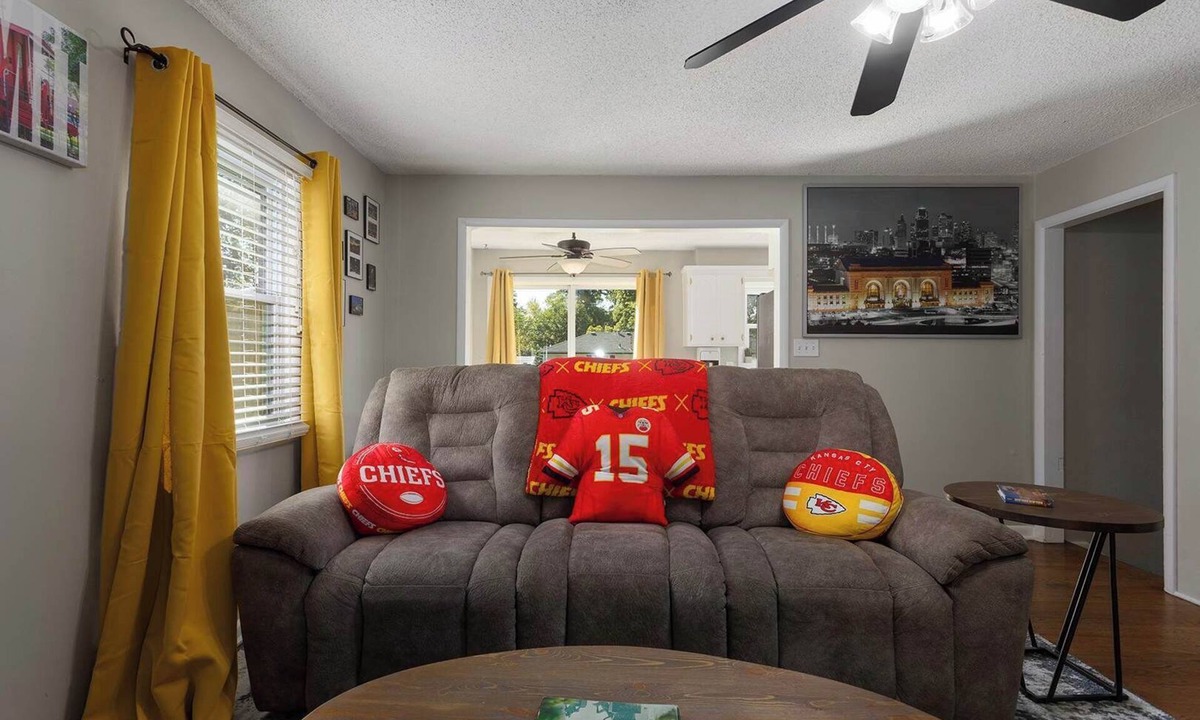 Lee's Summit House | Great Space Sleeps8+4 KING beds+Fenced+Pets+FIFA26