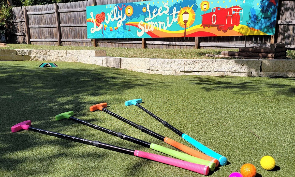 Lee's Summit House | Great Stay in Lee's Summit Sleeps10 Put-Put Golf